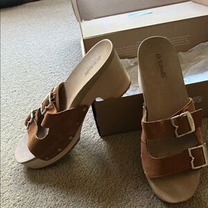Dr. Scholl's honey Suede Double Buckle Platform Clog Sandal. Sz 9